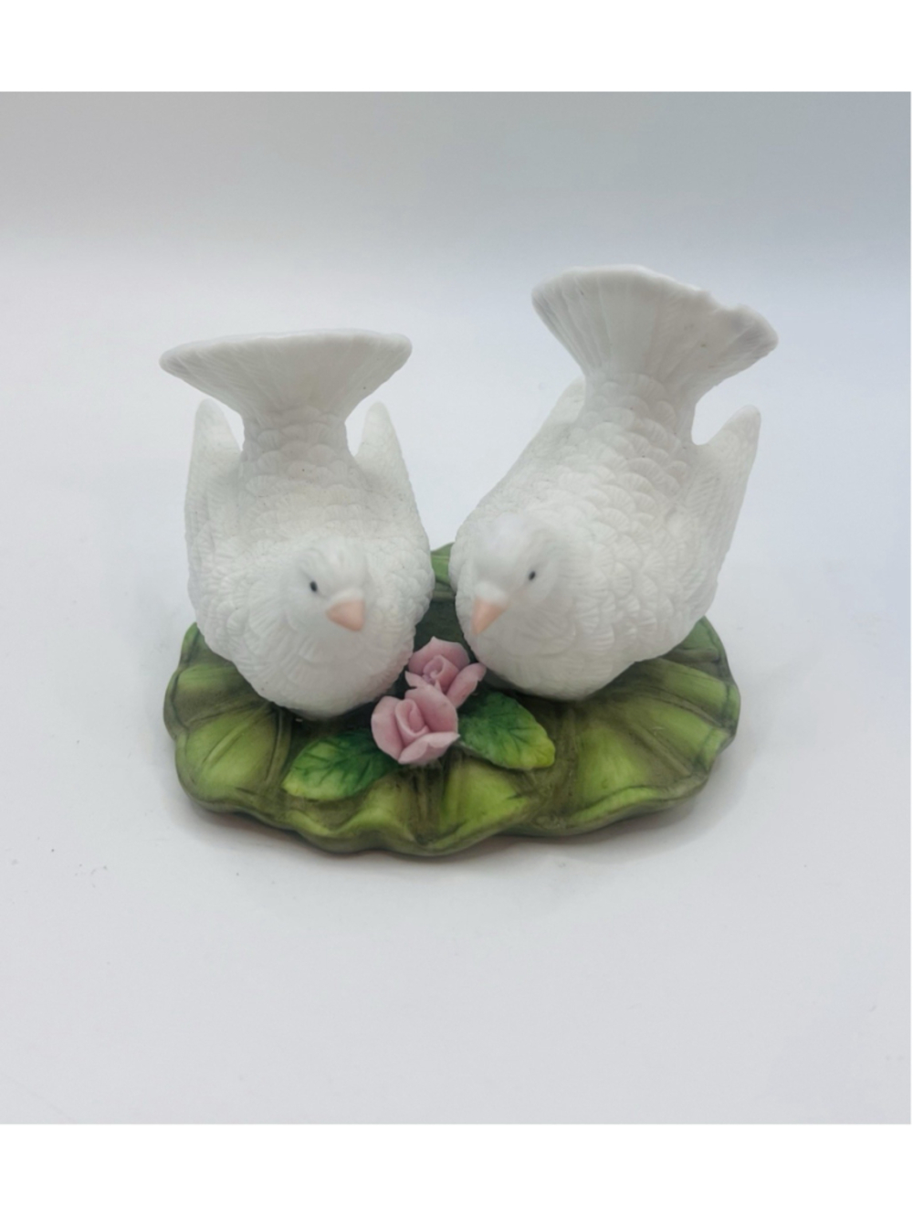 Vintage 1985 Lefton Hand Painted Porcelain Doves Figurine Wedding Love Nest Egg - Picture 1 of 7